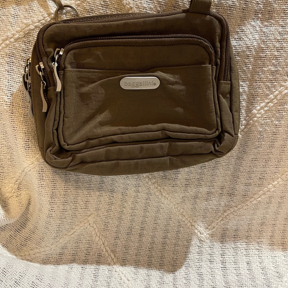 Baggallini- Small Taupe Baggallini crossbody